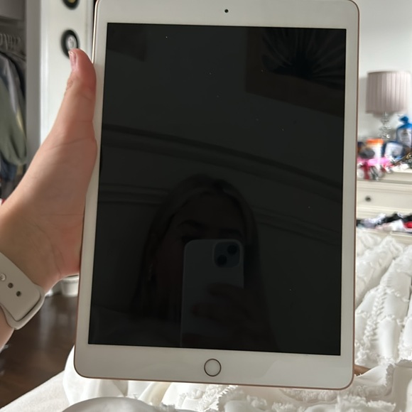 Basically new 7th generation IPAD. Rose gold WITH BOX!!! - Picture 4 of 6